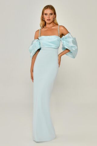 Langes Kleid mit tiefen Ballonärmeln und Schlitz, Hellblau – 38