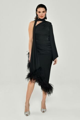 Tek Kol Boyundan Şallı Tüy Aksesuarlı Saten Midi Elbise Siyah - 40