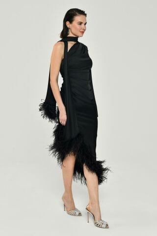 Tek Kol Boyundan Şallı Tüy Aksesuarlı Saten Midi Elbise Siyah - 40