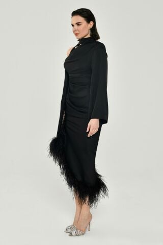 Tek Kol Boyundan Şallı Tüy Aksesuarlı Saten Midi Elbise Siyah - 40