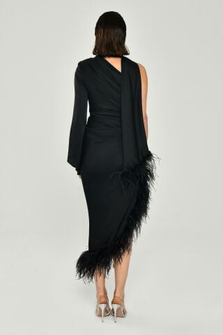 Tek Kol Boyundan Şallı Tüy Aksesuarlı Saten Midi Elbise Siyah - 40