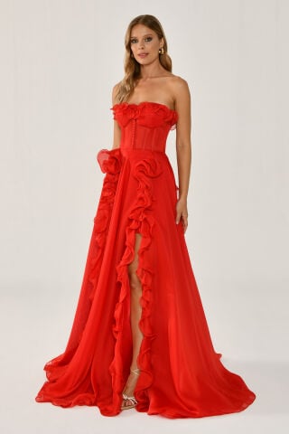 Trägerloses, langes Chiffonkleid mit Rüschen und doppeltem Schlitz