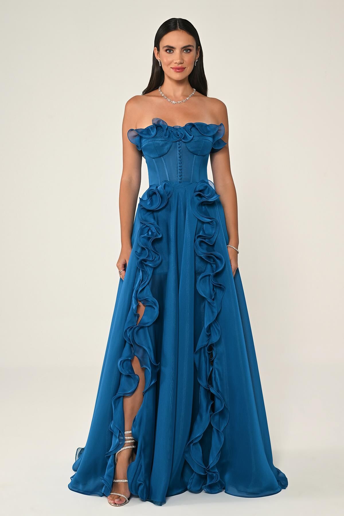 Trägerloses, langes Chiffonkleid mit Rüschen und doppeltem Schlitz
