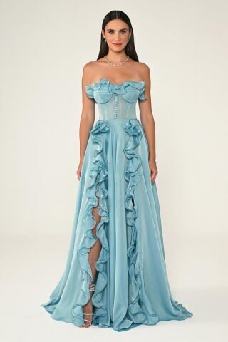 Trägerloses, langes Chiffonkleid mit Rüschen und doppeltem Schlitz