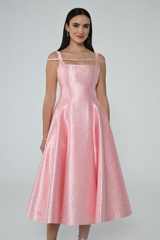 Askılı Yakası Taş Aksesuarlı Brokar Kumaş Midi Elbise Pembe - 40