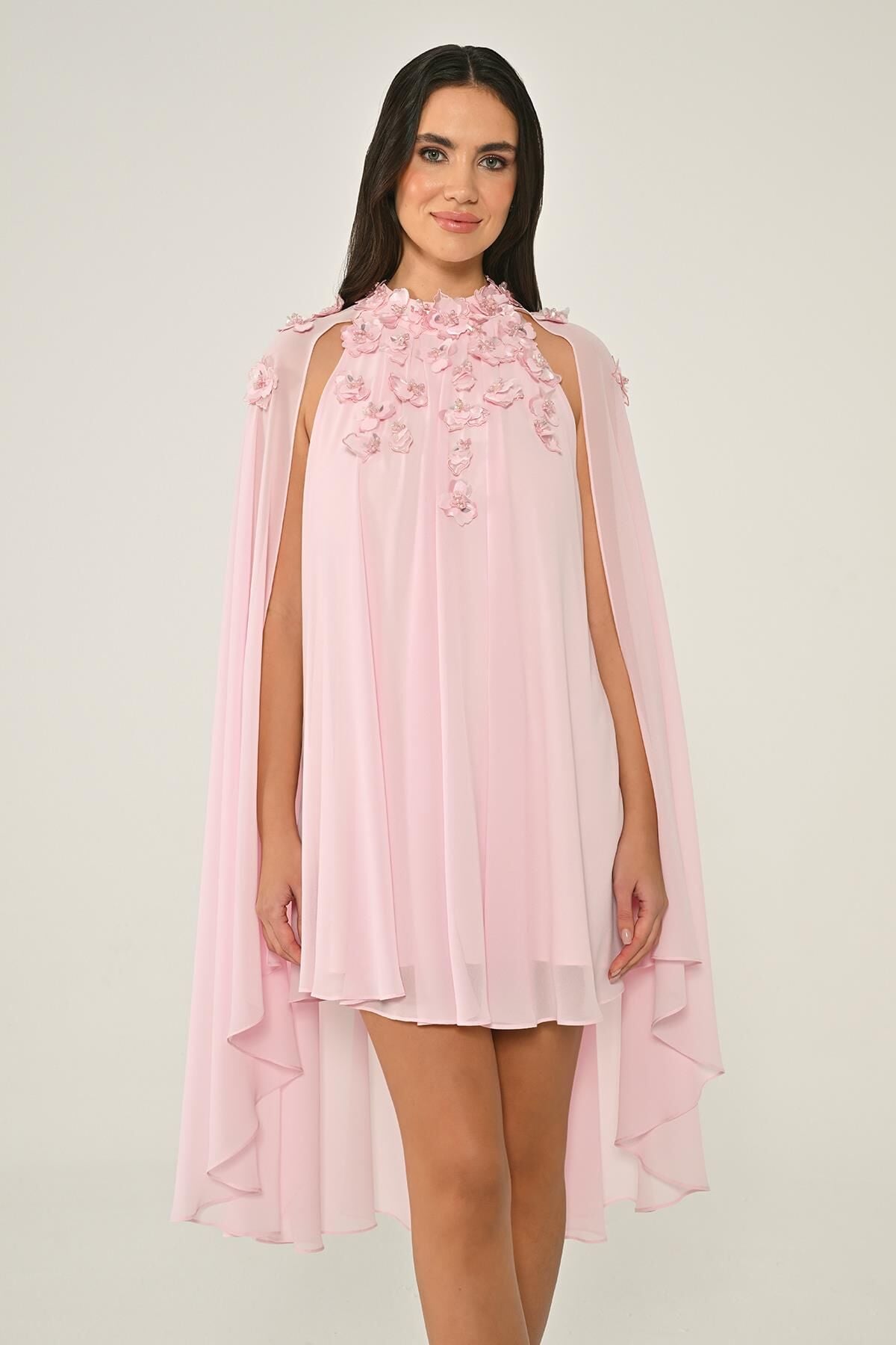 Çiçek Aksesuarlı Pelerinli Şifon Kısa Elbise