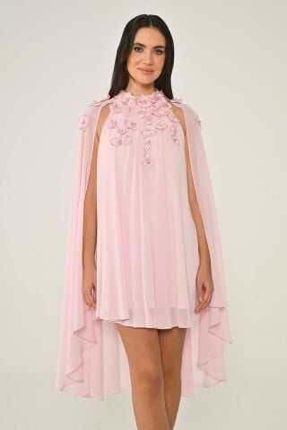 Çiçek Aksesuarlı Pelerinli Şifon Kısa Elbise