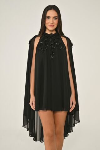 Çiçek Aksesuarlı Pelerinli Şifon Kısa Elbise