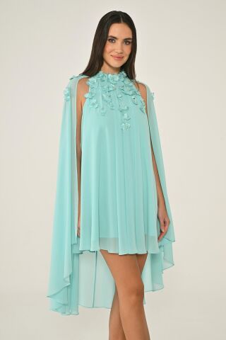 Çiçek Aksesuarlı Pelerinli Şifon Kısa Elbise