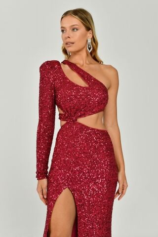 Langes Kleid aus Paillettenstoff mit einem Ärmel und Schlitz vorne