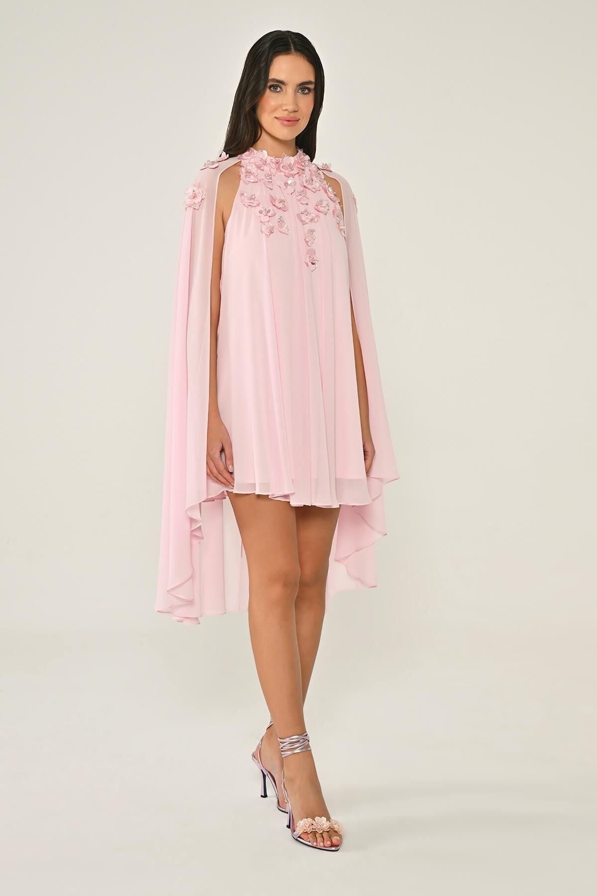 Çiçek Aksesuarlı Pelerinli Şifon Kısa Elbise Pembe - 42