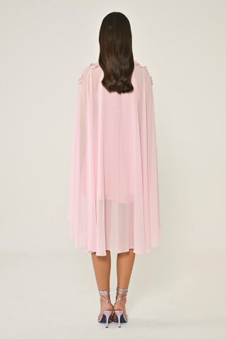 Çiçek Aksesuarlı Pelerinli Şifon Kısa Elbise Pembe - 42