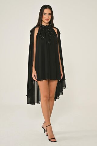 Çiçek Aksesuarlı Pelerinli Şifon Kısa Elbise Siyah - 38