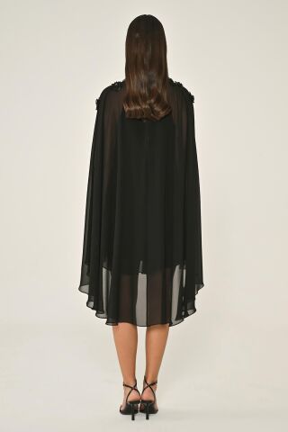 Çiçek Aksesuarlı Pelerinli Şifon Kısa Elbise Siyah - 40