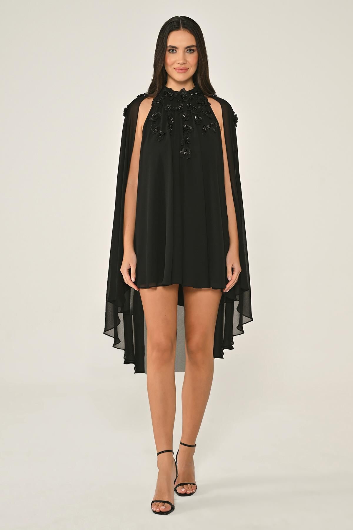 Çiçek Aksesuarlı Pelerinli Şifon Kısa Elbise Siyah - 42