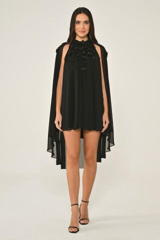 Çiçek Aksesuarlı Pelerinli Şifon Kısa Elbise Siyah - 42