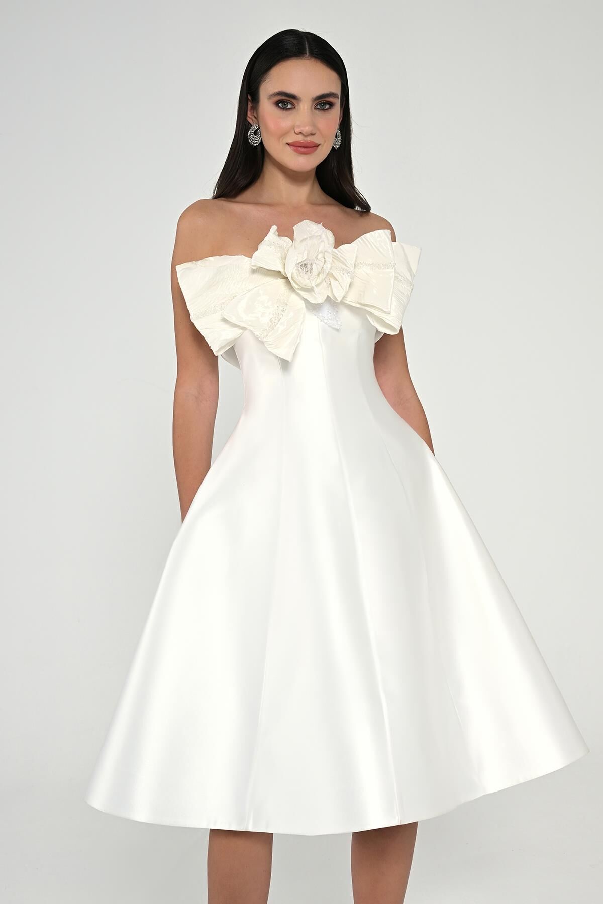 Straplez Önü Çiçekli Fiyonk Saten Midi Elbise Beyaz - 42