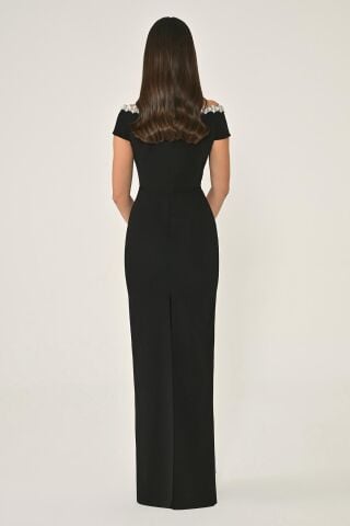 Düşük Omuz Yakası Aksesuarlı Krep Uzun Elbise