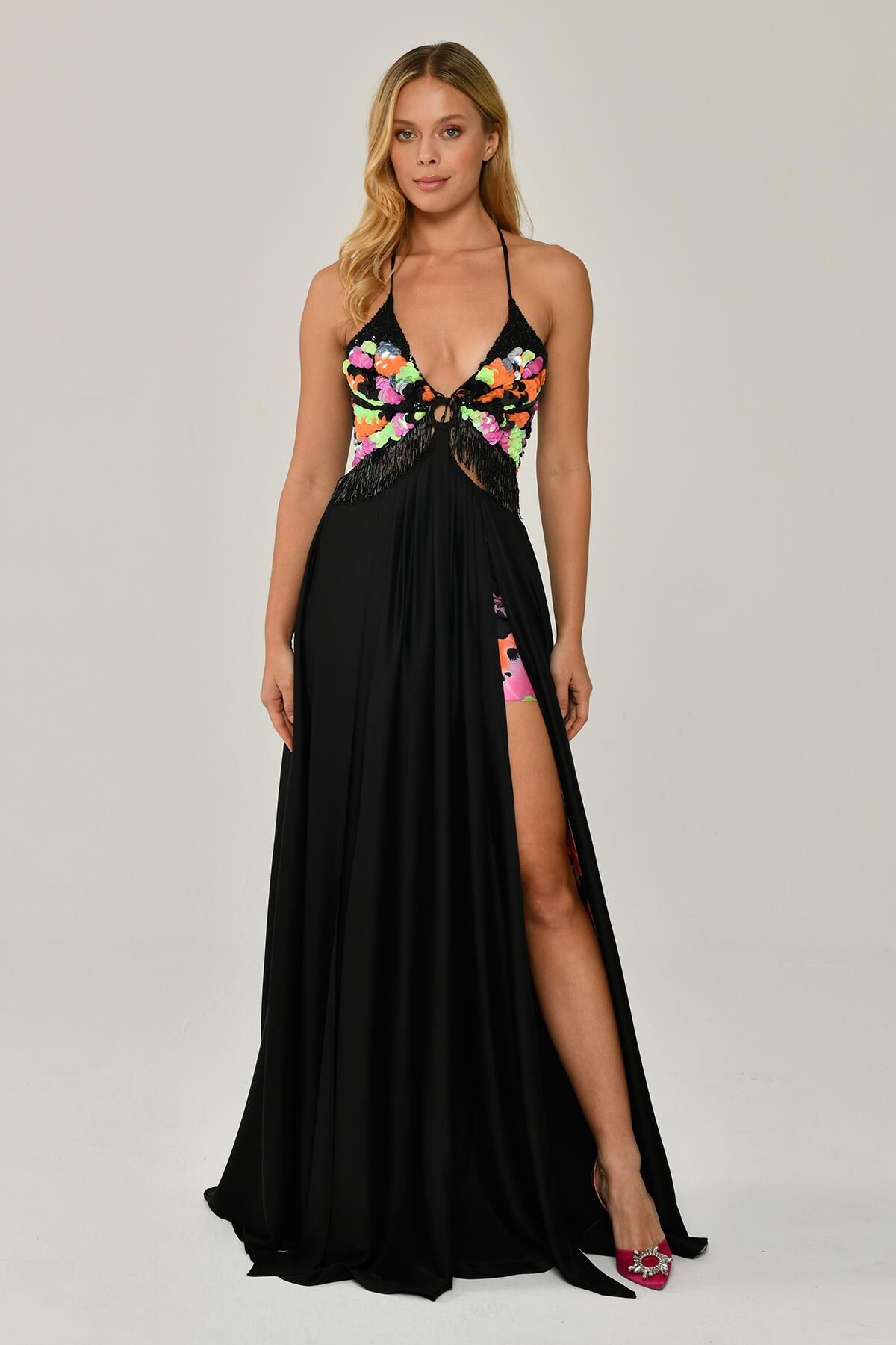 İp Askılı Dekolteli Pullu Saçak Aksesuarlı Saten Uzun Elbise Siyah - 40