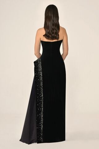 Straplez Eteği Taşlı Tüllü Kadife Uzun Elbise