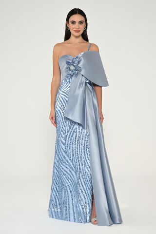 Langes Satinkleid mit Pailletten und Blumen-Accessoires, Einzelträger, BLAU - 42