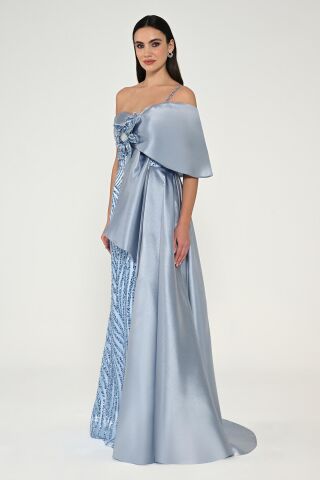 Langes Satinkleid mit Pailletten und Blumen-Accessoires, Einzelträger, BLAU - 42