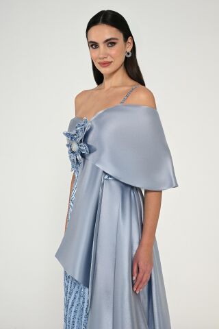 Langes Satinkleid mit Pailletten und Blumen-Accessoires, Einzelträger, BLAU - 42