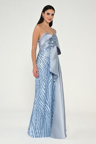 Langes Satinkleid mit Pailletten und Blumen-Accessoires, Einzelträger, BLAU - 42