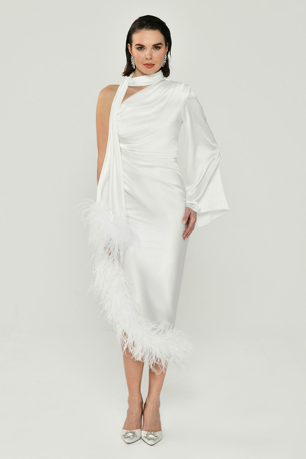 Tek Kol Boyundan Şallı Tüy Aksesuarlı Saten Midi Elbise Beyaz - 40