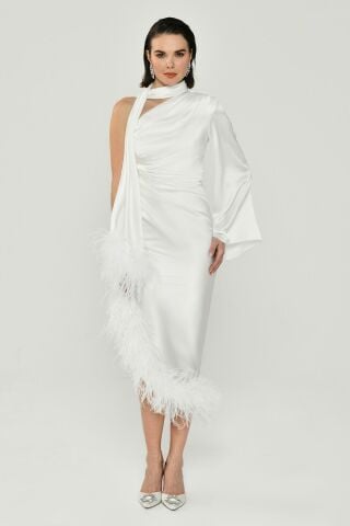 Tek Kol Boyundan Şallı Tüy Aksesuarlı Saten Midi Elbise Beyaz - 40