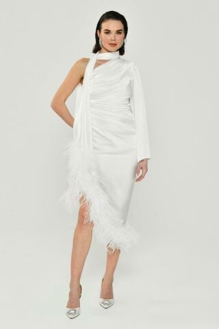 Tek Kol Boyundan Şallı Tüy Aksesuarlı Saten Midi Elbise Beyaz - 40