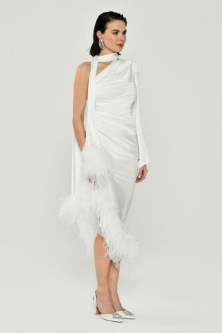Tek Kol Boyundan Şallı Tüy Aksesuarlı Saten Midi Elbise Beyaz - 40