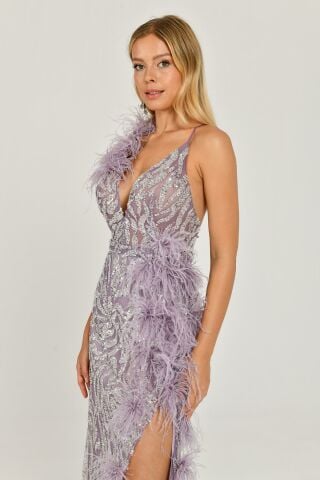 Langes Kleid mit Seilträgern hinten und Seilträgern, V-Ausschnitt, plissierter Stoff, mit Accessoire, Flieder - 40