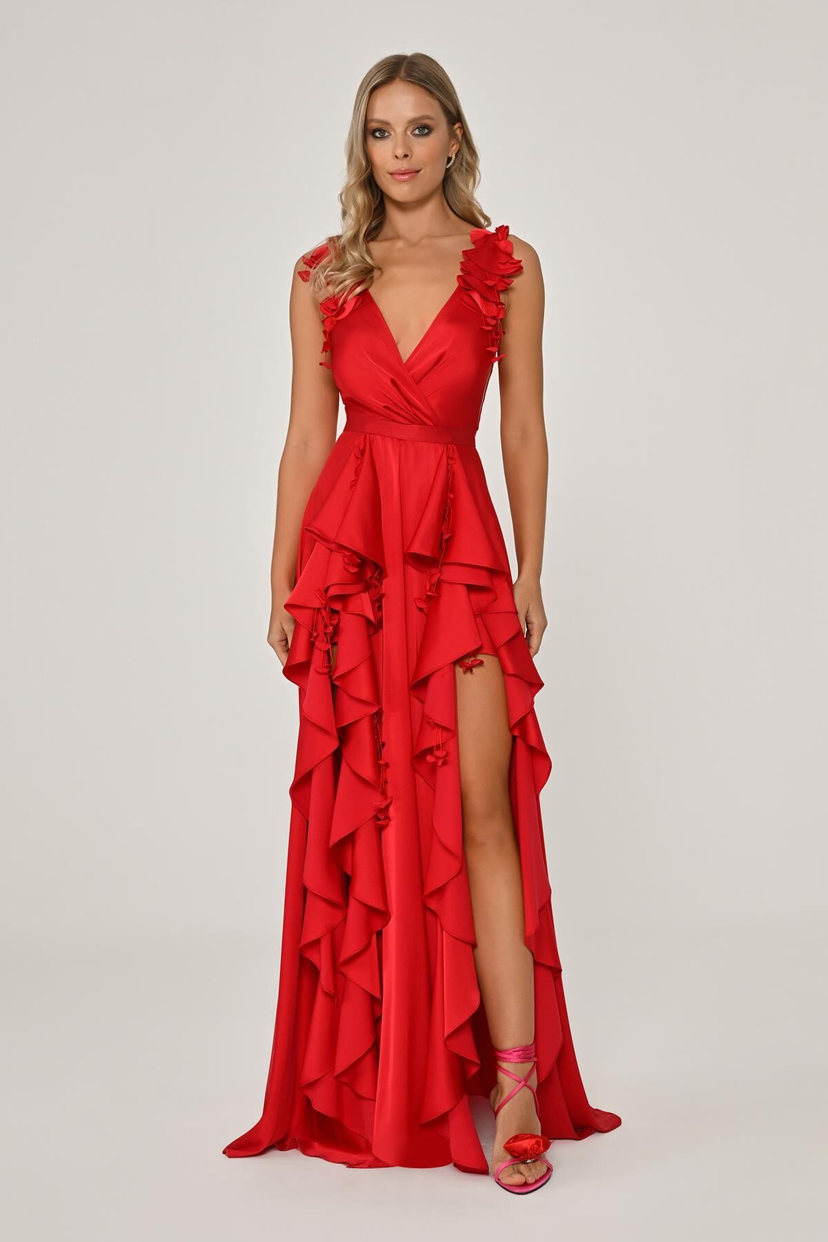 Çift Yırtmaçlı Çiçek Aksesuarlı Saten Uzun Elbise Kırmızı - 36