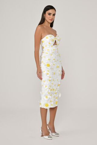 Straplez 3 Boyutlu Çiçek Aksesuralı Midi Elbise Beyaz - 36