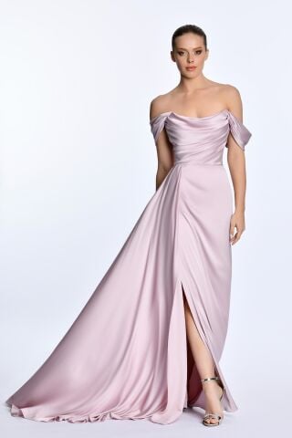 Düşük Omuz Yandan Yırtmaçlı Saten Uzun Elbise Pudra - 38