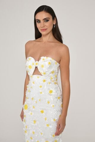 Straplez 3 Boyutlu Çiçek Aksesuralı Midi Elbise Beyaz - 40