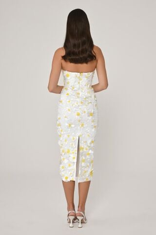 Straplez 3 Boyutlu Çiçek Aksesuralı Midi Elbise Beyaz - 40