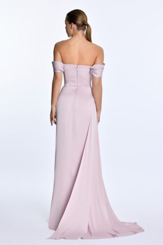 Düşük Omuz Yandan Yırtmaçlı Saten Uzun Elbise Pudra - 42