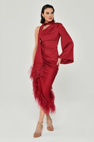 Tek Kol Boyundan Şallı Tüy Aksesuarlı Saten Midi Elbise Bordo - 38