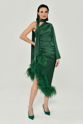 Tek Kol Boyundan Şallı Tüy Aksesuarlı Saten Midi Elbise Yeşil - 38