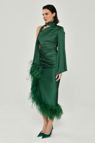 Tek Kol Boyundan Şallı Tüy Aksesuarlı Saten Midi Elbise Yeşil - 38
