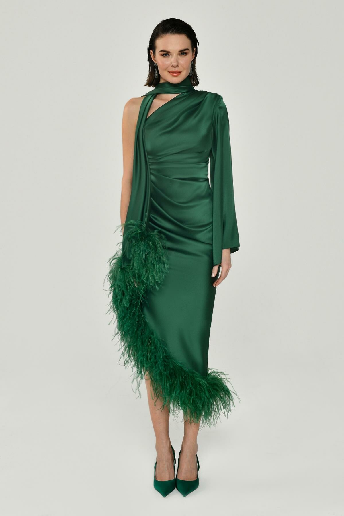 Tek Kol Boyundan Şallı Tüy Aksesuarlı Saten Midi Elbise Yeşil - 38