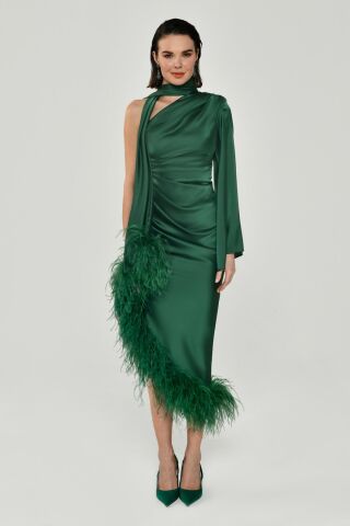 Tek Kol Boyundan Şallı Tüy Aksesuarlı Saten Midi Elbise Yeşil - 38