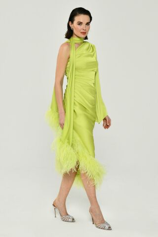 Tek Kol Boyundan Şallı Tüy Aksesuarlı Saten Midi Elbise ELMA YEŞİLİ - 38