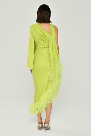 Tek Kol Boyundan Şallı Tüy Aksesuarlı Saten Midi Elbise ELMA YEŞİLİ - 38