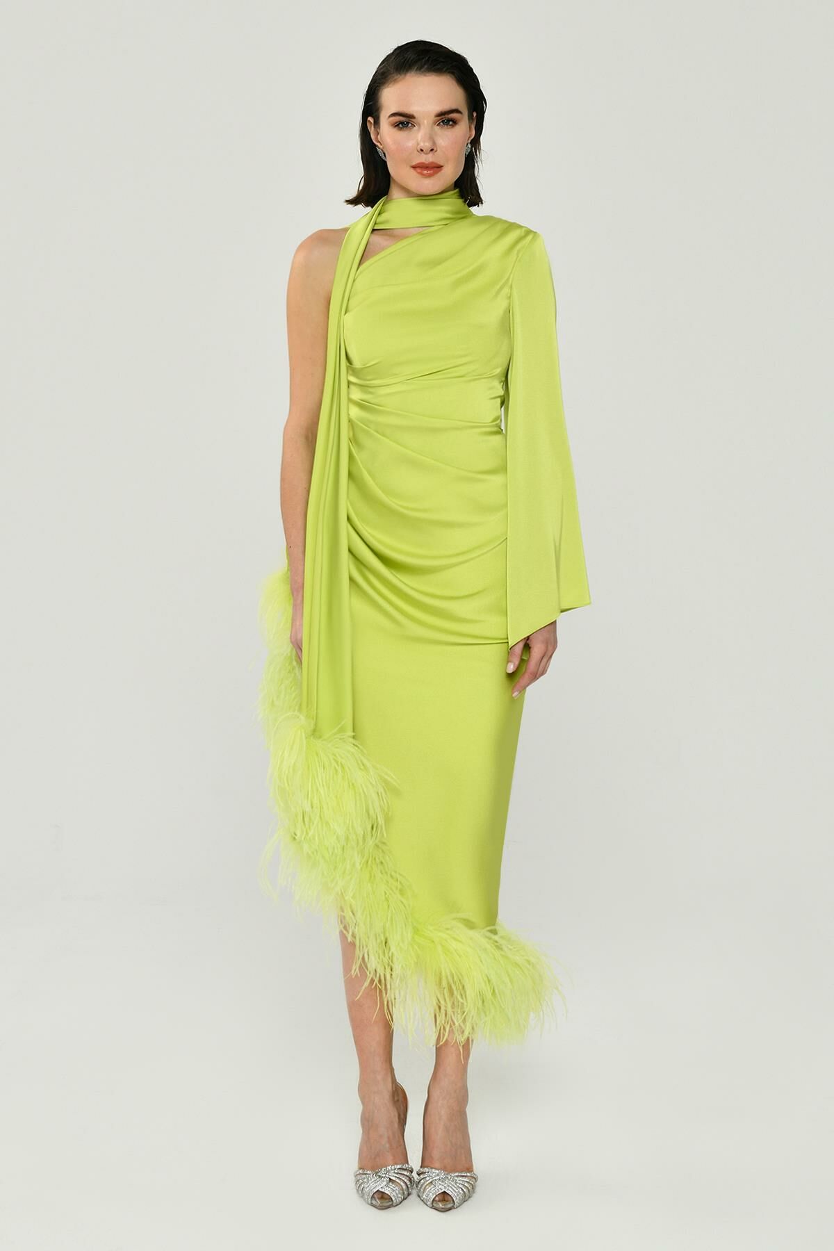 Tek Kol Boyundan Şallı Tüy Aksesuarlı Saten Midi Elbise ELMA YEŞİLİ - 38