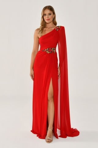 Tek Şal Kol Omzu ve Beli Aksesuarlı Yırtmaçlı Şifon Uzun Elbise