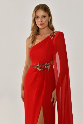 Tek Şal Kol Omzu ve Beli Aksesuarlı Yırtmaçlı Şifon Uzun Elbise