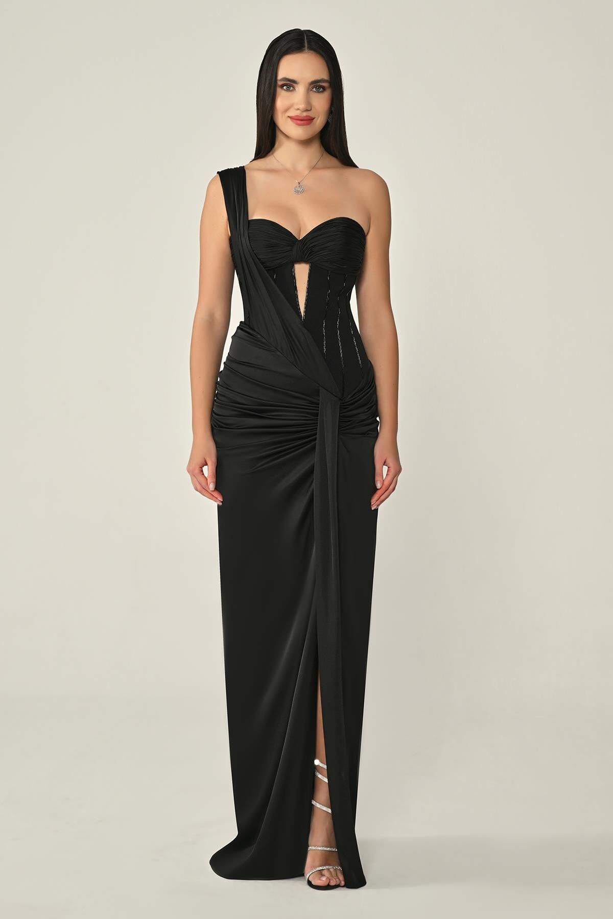 Kalp Göğüs Drapeli Saten Uzun Elbise